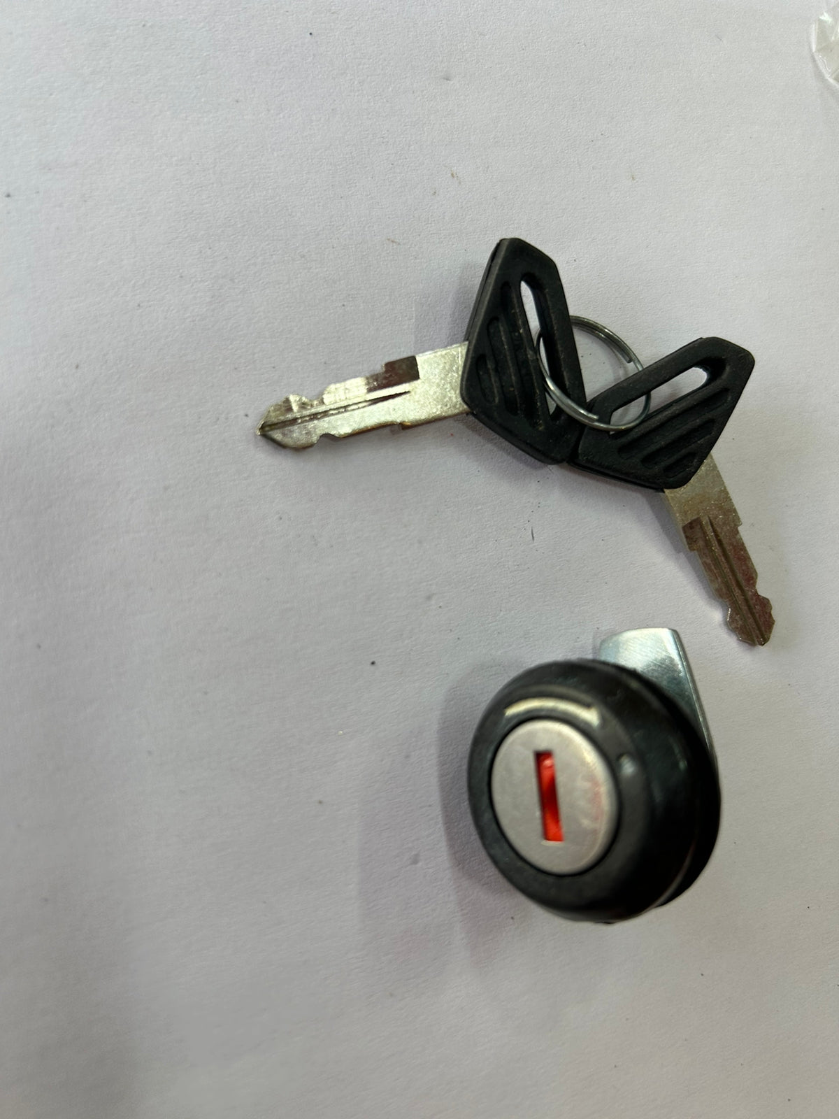SIDE PANEL LOCK for BAJAJ PULSAR 150 NEW-mebesto